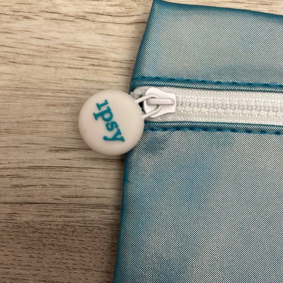 Ipsy Blue Glam Bag Approximately 5” X 7” Zip Makeup / Cosmetics Bag - Picture 2 of 6